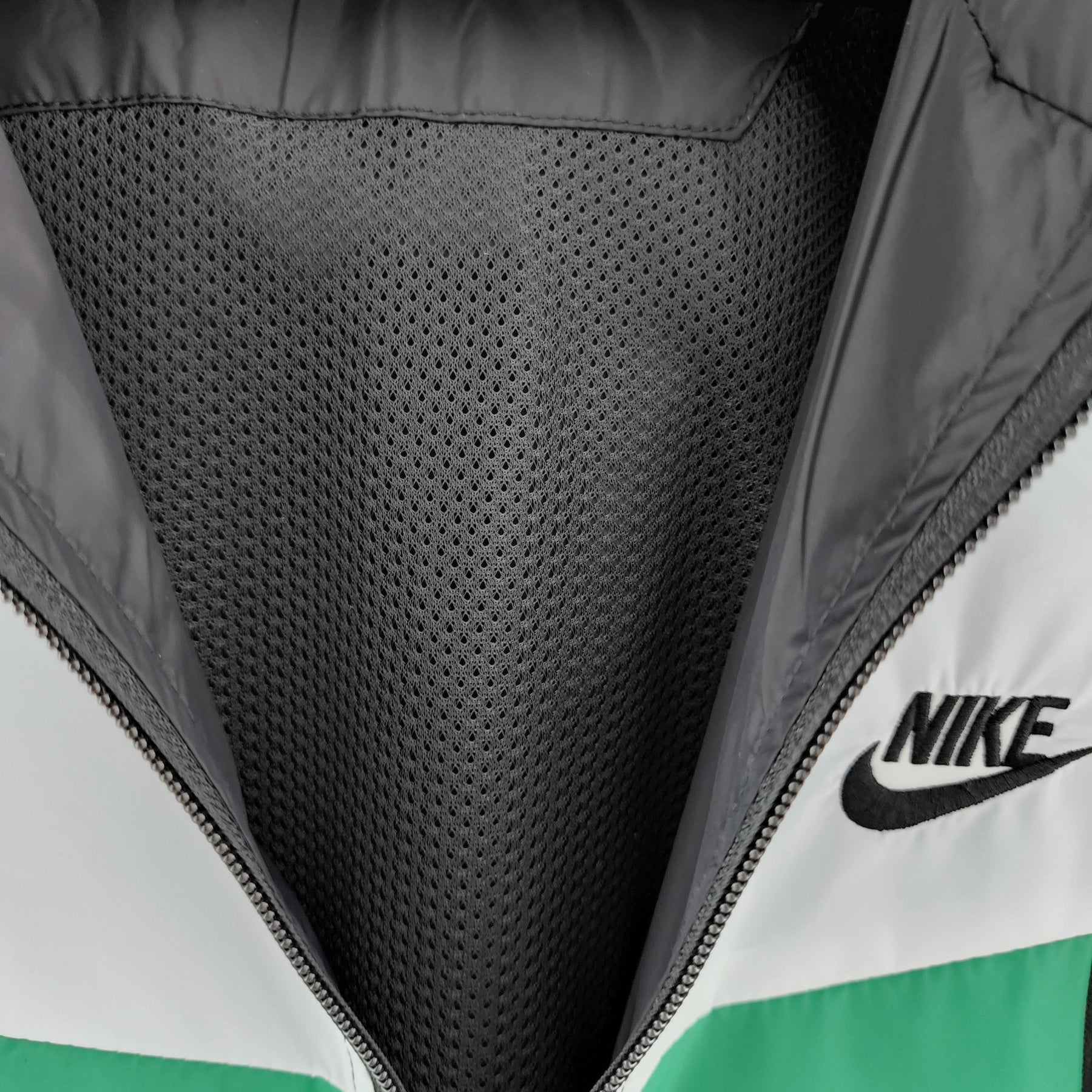 Corta Vento Nike Swoosh - Preto