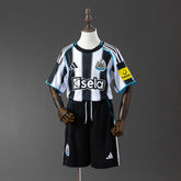 Newcastle United home 25/26 - Kit Infantil